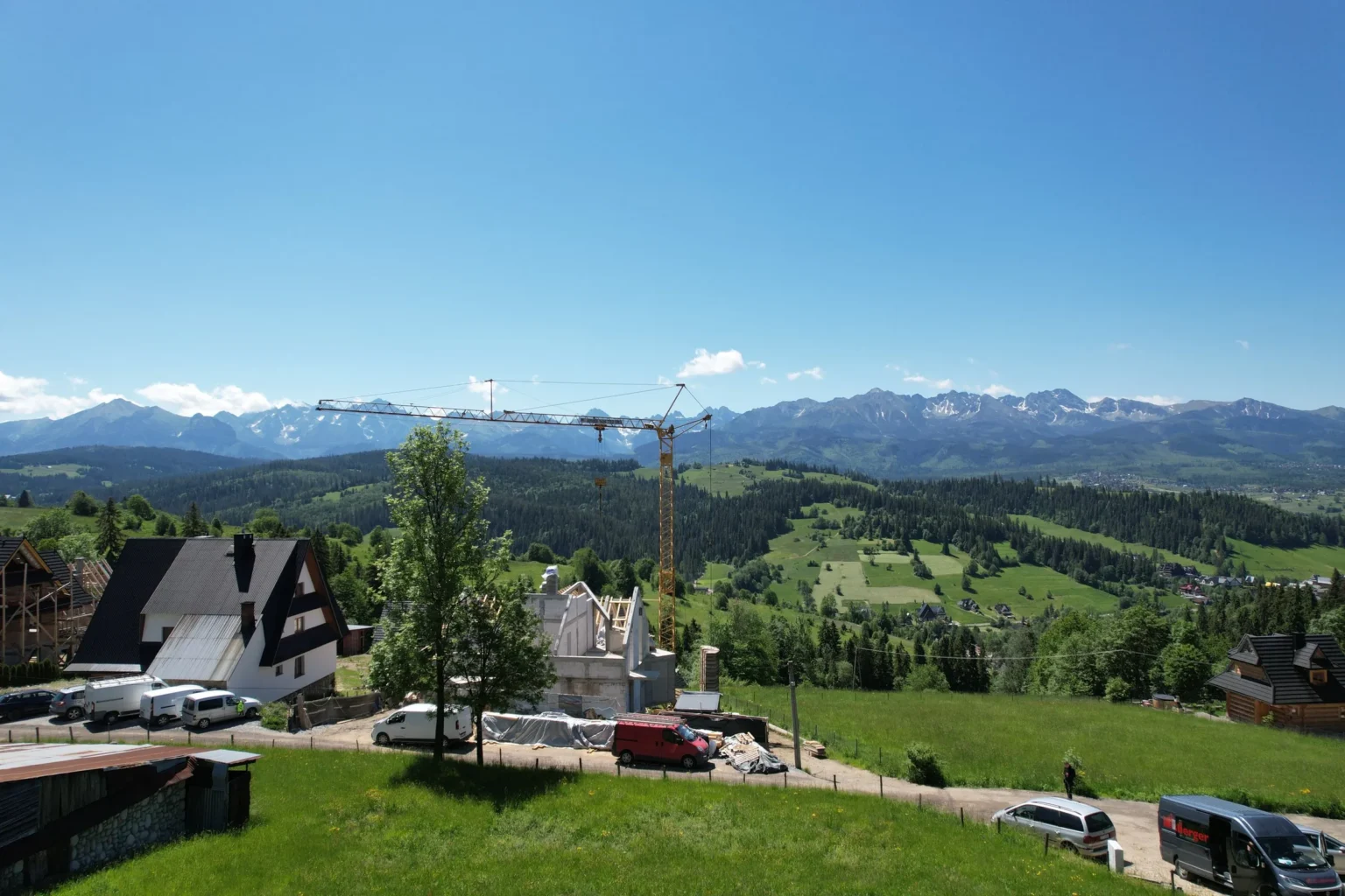 Domy na tle panoramy Tatr – budowa Megatall w Gliczarowie Górnym
